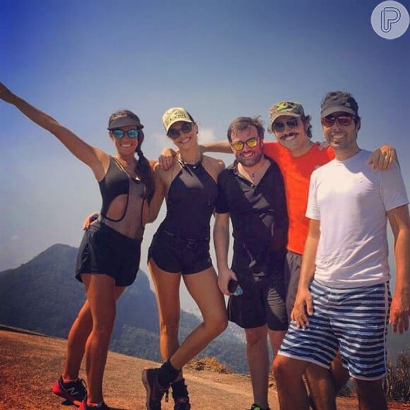 Grazi Massafera aproveitou o feriado na companhia de amigos para subir a trilha da Pedra Bonita, na Zona Sul do Rio, no último sábado, 23 de abril de 2016