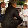 Roupão que príncipe George usou para conhecer o presidente dos Estados Unidos, Barack Obama, custa R$ 140 e está esgotado