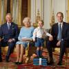 Príncipe George, de 2 anos, roubou a cena em uma fotografia em celebração aos 90 anos da bisavó, rainha Elizabeth II