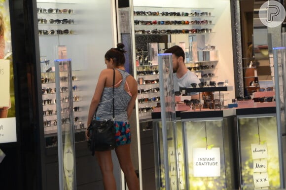 Bruna Marquezine conferiu as novidades em uma loja de óculos escuros no shopping JK Iguatemi, em São Paulo