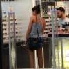 Bruna Marquezine usou look despojado ao passear em shopping de São Paulo na manhã desta segunda-feira, 25 de abril de 2016