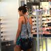Bruna Marquezine usou look despojado ao passear em shopping de São Paulo na manhã desta segunda-feira, 25 de abril de 2016