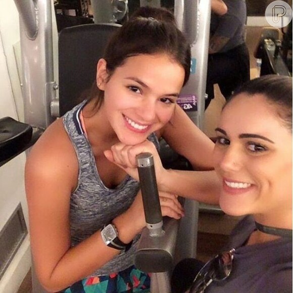 Bruna Marquezine passou por uma academia onde tirou uma selfie com frequentadora do local