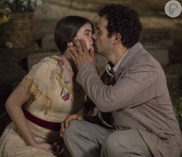 Zé dos Porcos (Anderson Di Rizzi) é apaixonado por Mafalda (Camila Queiroz) e chegou a roubar um beijo da moça, na novela 'Êta Mundo Bom!'