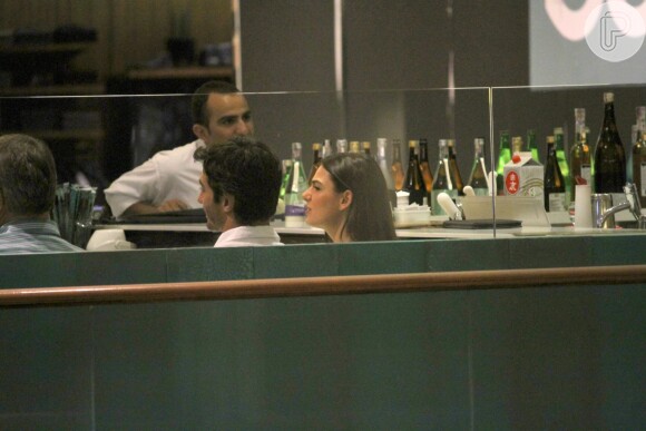 Isis Valverde foi clicada aos beijos, pela primeira vez, com o namorado, André Resende, em shopping de São Conrado, Zona Sul do Rio de Janeiro, na noite desta segunda-feira, 25 de abril de 2016