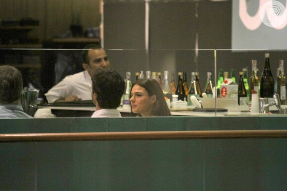 Isis Valverde foi clicada aos beijos, pela primeira vez, com o namorado, André Resende, em shopping de São Conrado, Zona Sul do Rio de Janeiro, na noite desta segunda-feira, 25 de abril de 2016