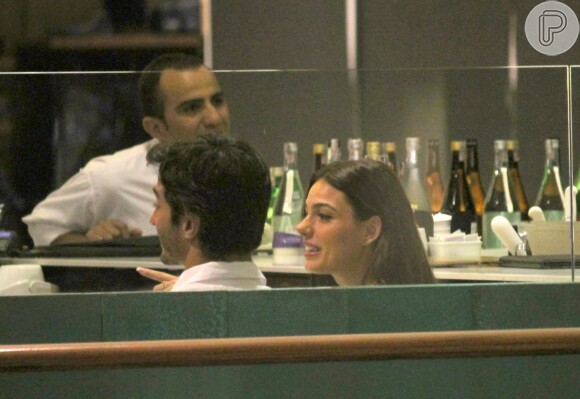 Isis Valverde foi clicada aos beijos, pela primeira vez, com o namorado, André Resende, em shopping de São Conrado, Zona Sul do Rio de Janeiro, na noite desta segunda-feira, 25 de abril de 2016