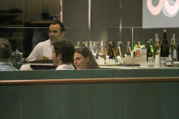 Isis Valverde foi clicada aos beijos, pela primeira vez, com o namorado, André Resende, em shopping de São Conrado, Zona Sul do Rio de Janeiro, na noite desta segunda-feira, 25 de abril de 2016