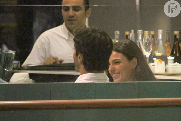 Isis Valverde foi clicada aos beijos, pela primeira vez, com o namorado, André Resende, em shopping de São Conrado, Zona Sul do Rio de Janeiro, na noite desta segunda-feira, 25 de abril de 2016