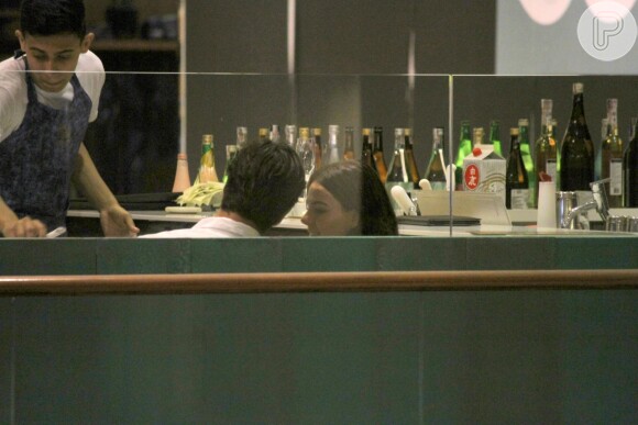 Isis Valverde foi clicada aos beijos, pela primeira vez, com o namorado, André Resende, em shopping de São Conrado, Zona Sul do Rio de Janeiro, na noite desta segunda-feira, 25 de abril de 2016