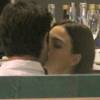 Isis Valverde e o namorado, André Resende, trocaram beijos em restaurante japonês