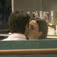 Isis Valverde e o namorado, André Resende, trocam beijos em restaurante. Fotos!