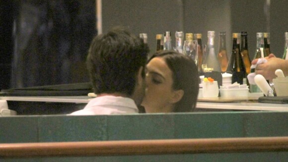 Isis Valverde e o namorado, André Resende, trocam beijos em restaurante. Fotos!