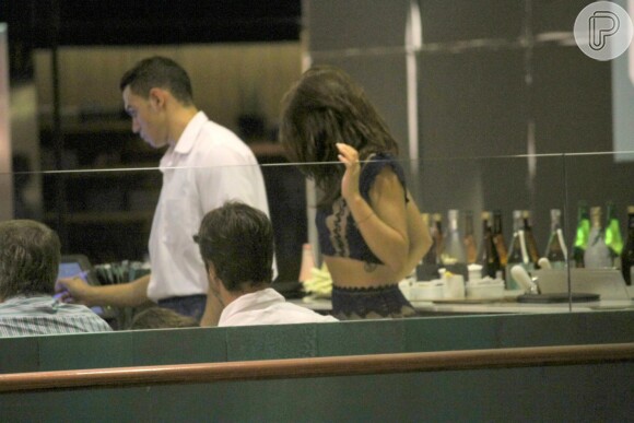 Isis Valverde foi clicada aos beijos, pela primeira vez, com o namorado, André Resende, em shopping de São Conrado, Zona Sul do Rio de Janeiro, na noite desta segunda-feira, 25 de abril de 2016