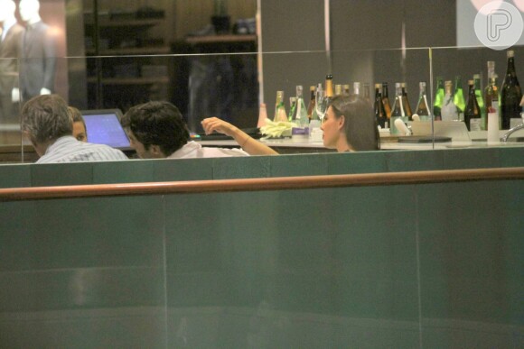 Isis Valverde foi clicada aos beijos, pela primeira vez, com o namorado, André Resende, em shopping de São Conrado, Zona Sul do Rio de Janeiro, na noite desta segunda-feira, 25 de abril de 2016