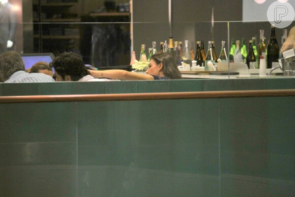 Isis Valverde foi clicada aos beijos, pela primeira vez, com o namorado, André Resende, em shopping de São Conrado, Zona Sul do Rio de Janeiro, na noite desta segunda-feira, 25 de abril de 2016