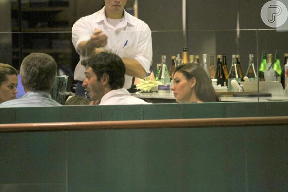 Isis Valverde foi clicada aos beijos, pela primeira vez, com o namorado, André Resende, em shopping de São Conrado, Zona Sul do Rio de Janeiro, na noite desta segunda-feira, 25 de abril de 2016