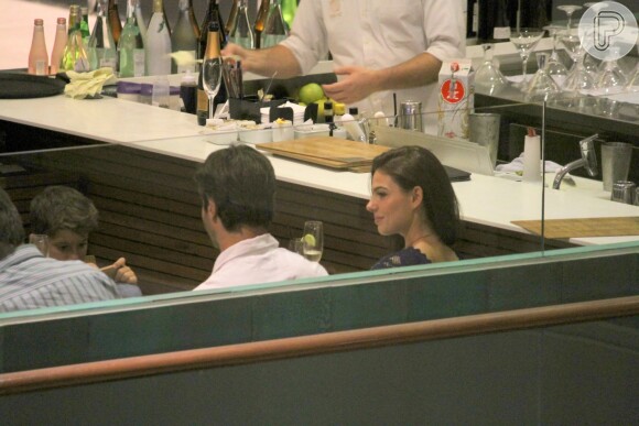 Isis Valverde foi clicada aos beijos, pela primeira vez, com o namorado, André Resende, em shopping de São Conrado, Zona Sul do Rio de Janeiro, na noite desta segunda-feira, 25 de abril de 2016