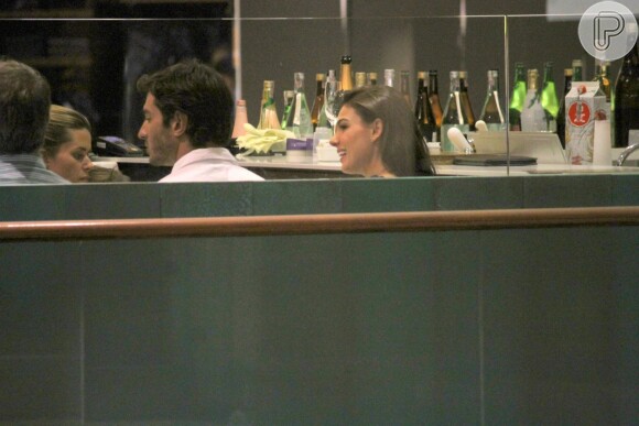 Isis Valverde foi clicada aos beijos, pela primeira vez, com o namorado, André Resende, em shopping de São Conrado, Zona Sul do Rio de Janeiro, na noite desta segunda-feira, 25 de abril de 2016