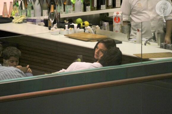 Isis Valverde foi clicada aos beijos, pela primeira vez, com o namorado, André Resende, em shopping de São Conrado, Zona Sul do Rio de Janeiro, na noite desta segunda-feira, 25 de abril de 2016