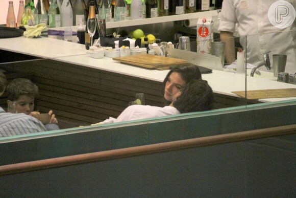 Isis Valverde foi clicada aos beijos, pela primeira vez, com o namorado, André Resende, em shopping de São Conrado, Zona Sul do Rio de Janeiro, na noite desta segunda-feira, 25 de abril de 2016