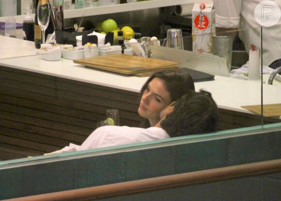 Isis Valverde foi clicada aos beijos, pela primeira vez, com o namorado, André Resende, em shopping de São Conrado, Zona Sul do Rio de Janeiro, na noite desta segunda-feira, 25 de abril de 2016