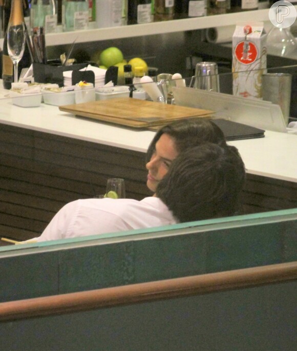 Isis Valverde foi clicada aos beijos, pela primeira vez, com o namorado, André Resende, em shopping de São Conrado, Zona Sul do Rio de Janeiro, na noite desta segunda-feira, 25 de abril de 2016