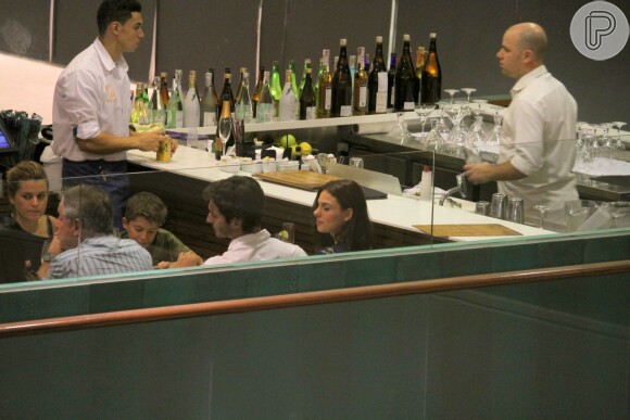 Isis Valverde foi clicada aos beijos, pela primeira vez, com o namorado, André Resende, em shopping de São Conrado, Zona Sul do Rio de Janeiro, na noite desta segunda-feira, 25 de abril de 2016