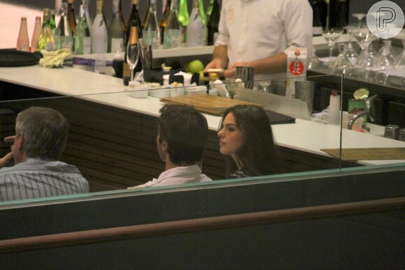 Isis Valverde foi clicada aos beijos, pela primeira vez, com o namorado, André Resende, em shopping de São Conrado, Zona Sul do Rio de Janeiro, na noite desta segunda-feira, 25 de abril de 2016