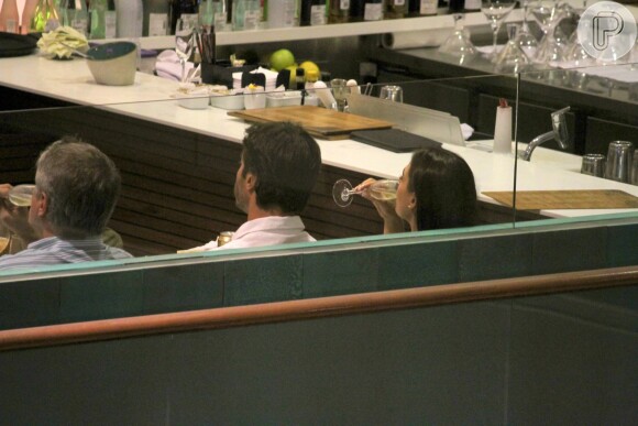 Isis Valverde foi clicada aos beijos, pela primeira vez, com o namorado, André Resende, em shopping de São Conrado, Zona Sul do Rio de Janeiro, na noite desta segunda-feira, 25 de abril de 2016