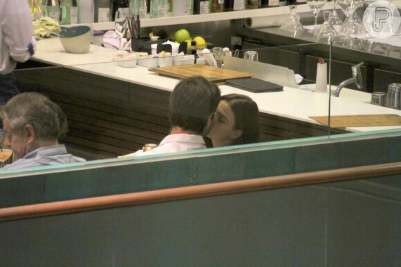 Isis Valverde foi clicada aos beijos, pela primeira vez, com o namorado, André Resende, em shopping de São Conrado, Zona Sul do Rio de Janeiro, na noite desta segunda-feira, 25 de abril de 2016