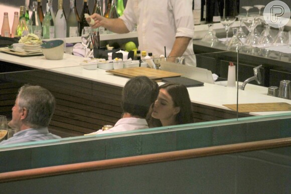 Isis Valverde foi clicada aos beijos, pela primeira vez, com o namorado, André Resende, em shopping de São Conrado, Zona Sul do Rio de Janeiro, na noite desta segunda-feira, 25 de abril de 2016