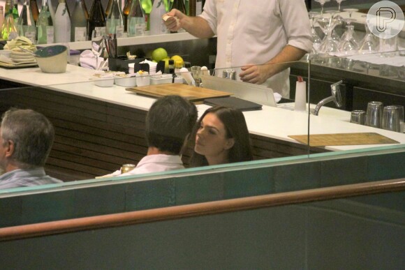 Isis Valverde foi clicada aos beijos, pela primeira vez, com o namorado, André Resende, em shopping de São Conrado, Zona Sul do Rio de Janeiro, na noite desta segunda-feira, 25 de abril de 2016