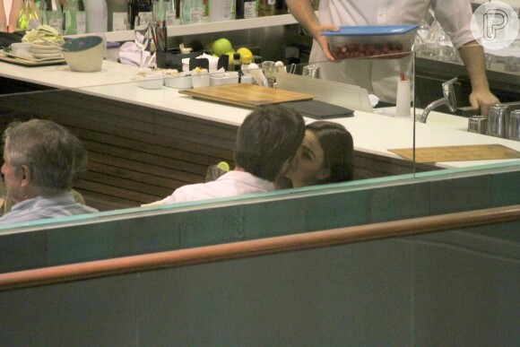 Isis Valverde foi clicada aos beijos, pela primeira vez, com o namorado, André Resende, em shopping de São Conrado, Zona Sul do Rio de Janeiro, na noite desta segunda-feira, 25 de abril de 2016