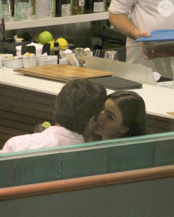 Isis Valverde foi clicada aos beijos, pela primeira vez, com o namorado, André Resende, em shopping de São Conrado, Zona Sul do Rio de Janeiro, na noite desta segunda-feira, 25 de abril de 2016