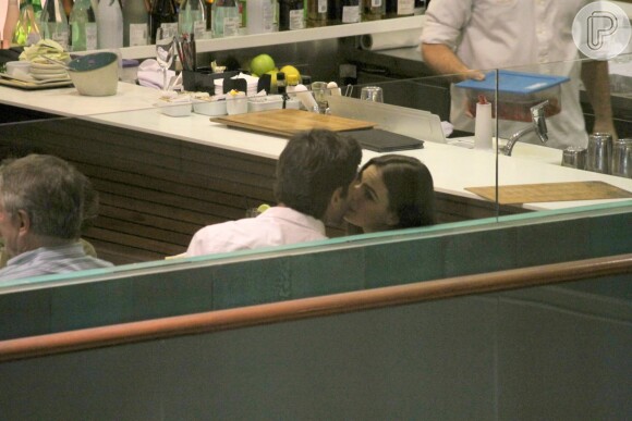 Isis Valverde foi clicada aos beijos, pela primeira vez, com o namorado, André Resende, em shopping de São Conrado, Zona Sul do Rio de Janeiro, na noite desta segunda-feira, 25 de abril de 2016