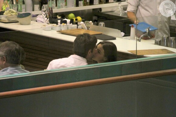 Isis Valverde foi clicada aos beijos, pela primeira vez, com o namorado, André Resende, em shopping de São Conrado, Zona Sul do Rio de Janeiro, na noite desta segunda-feira, 25 de abril de 2016