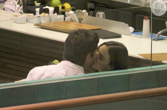 Isis Valverde foi clicada aos beijos, pela primeira vez, com o namorado, André Resende, em shopping de São Conrado, Zona Sul do Rio de Janeiro, na noite desta segunda-feira, 25 de abril de 2016