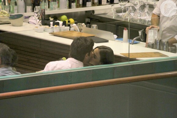 Isis Valverde foi clicada aos beijos, pela primeira vez, com o namorado, André Resende, em shopping de São Conrado, Zona Sul do Rio de Janeiro, na noite desta segunda-feira, 25 de abril de 2016