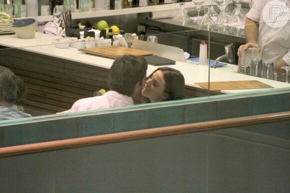 Isis Valverde foi clicada aos beijos, pela primeira vez, com o namorado, André Resende, em shopping de São Conrado, Zona Sul do Rio de Janeiro, na noite desta segunda-feira, 25 de abril de 2016