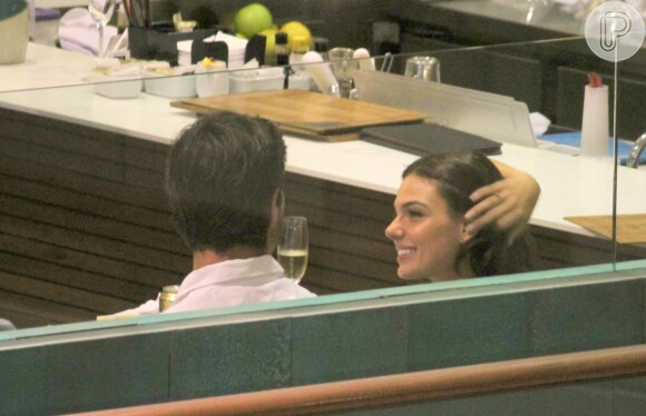 Isis Valverde foi clicada aos beijos, pela primeira vez, com o namorado, André Resende, em shopping de São Conrado, Zona Sul do Rio de Janeiro, na noite desta segunda-feira, 25 de abril de 2016