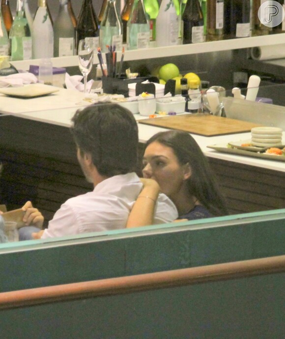 Isis Valverde foi clicada aos beijos, pela primeira vez, com o namorado, André Resende, em shopping de São Conrado, Zona Sul do Rio de Janeiro, na noite desta segunda-feira, 25 de abril de 2016