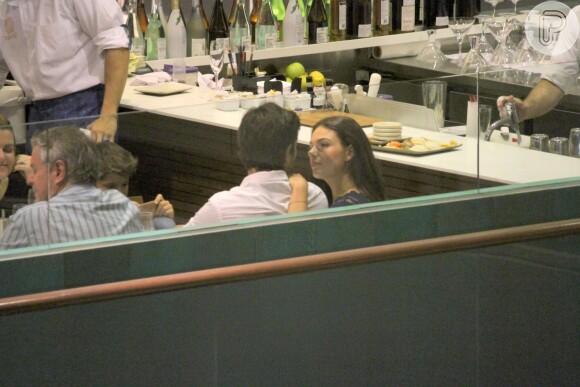 Isis Valverde foi clicada aos beijos, pela primeira vez, com o namorado, André Resende, em shopping de São Conrado, Zona Sul do Rio de Janeiro, na noite desta segunda-feira, 25 de abril de 2016