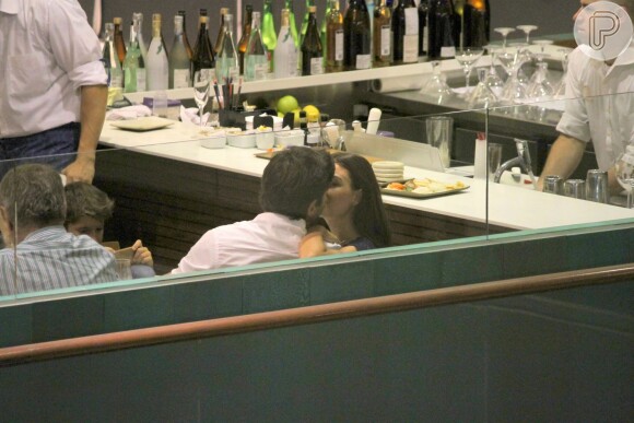 Isis Valverde foi clicada aos beijos, pela primeira vez, com o namorado, André Resende, em shopping de São Conrado, Zona Sul do Rio de Janeiro, na noite desta segunda-feira, 25 de abril de 2016