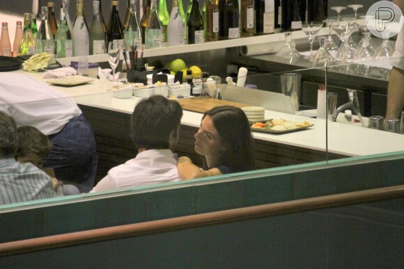 Isis Valverde foi clicada aos beijos, pela primeira vez, com o namorado, André Resende, em shopping de São Conrado, Zona Sul do Rio de Janeiro, na noite desta segunda-feira, 25 de abril de 2016