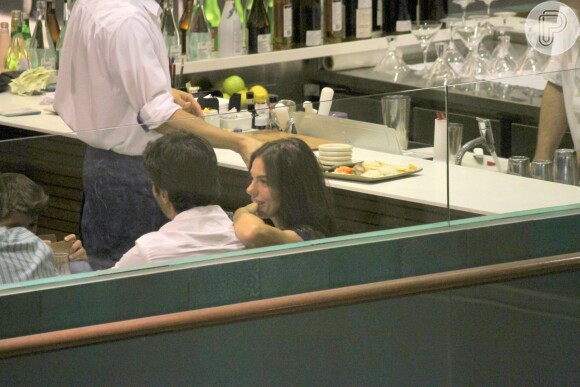 Isis Valverde foi clicada aos beijos, pela primeira vez, com o namorado, André Resende, em shopping de São Conrado, Zona Sul do Rio de Janeiro, na noite desta segunda-feira, 25 de abril de 2016