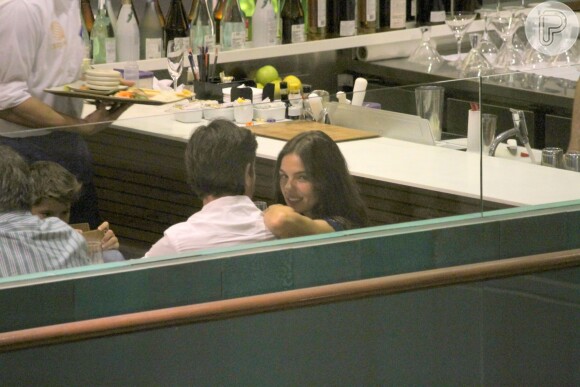 Isis Valverde foi clicada aos beijos, pela primeira vez, com o namorado, André Resende, em shopping de São Conrado, Zona Sul do Rio de Janeiro, na noite desta segunda-feira, 25 de abril de 2016