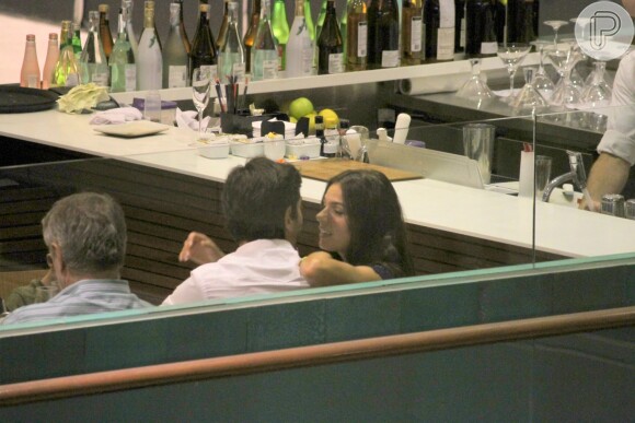 Isis Valverde foi clicada aos beijos, pela primeira vez, com o namorado, André Resende, em shopping de São Conrado, Zona Sul do Rio de Janeiro, na noite desta segunda-feira, 25 de abril de 2016