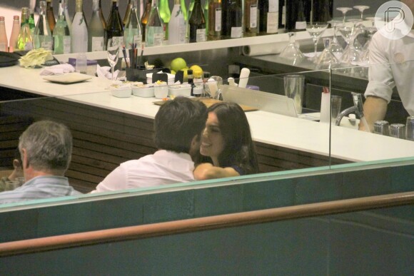 Isis Valverde foi clicada aos beijos, pela primeira vez, com o namorado, André Resende, em shopping de São Conrado, Zona Sul do Rio de Janeiro, na noite desta segunda-feira, 25 de abril de 2016