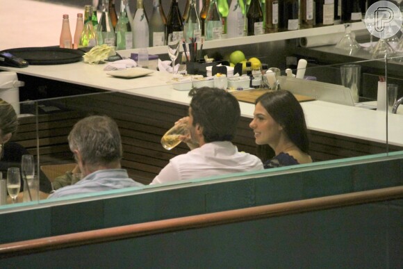 Isis Valverde foi clicada aos beijos, pela primeira vez, com o namorado, André Resende, em shopping de São Conrado, Zona Sul do Rio de Janeiro, na noite desta segunda-feira, 25 de abril de 2016